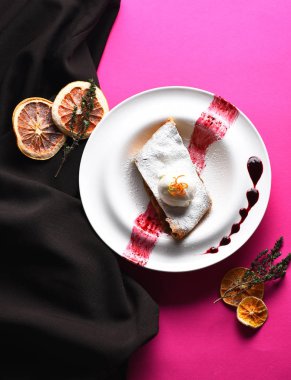 Lezzetli elma strudel vanilyalı dondurma ve berry sos ile