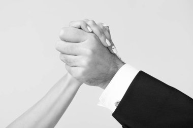 kadın ve erkek birlikte eller touch ve birbirlerini tutar