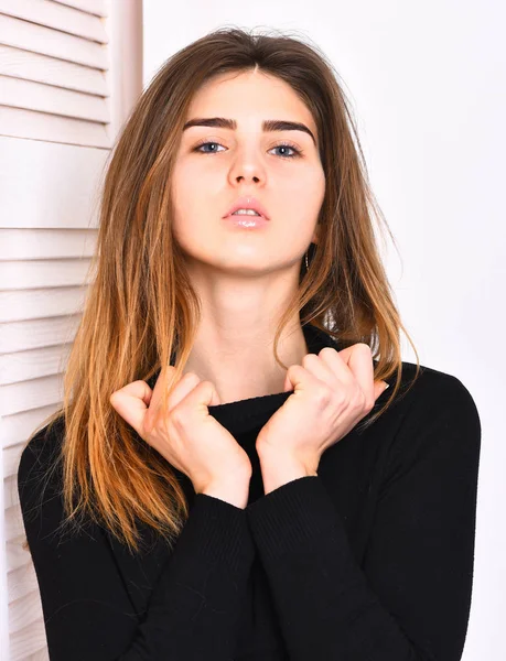 Csinos csinos szexi kaukázusi lány pózol fekete pulóver — Stock Fotó