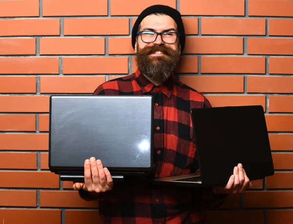 Brutalny, biały hipster trzymający laptopy — Zdjęcie stockowe