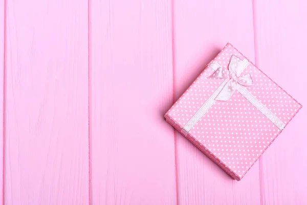 Caja de regalo sobre fondo de madera rosa — Foto de Stock