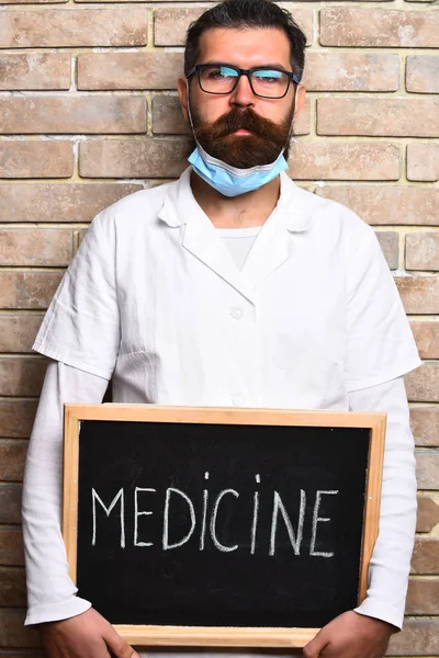 약물 이 적힌 보드를 들고 있는 수염이난 잔인 한 간균 의사 — 스톡 사진