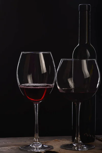 Wineglasses üveg, dugóhúzó, a fából készült asztal ezerkétszázhatvan szalvéta — Stock Fotó