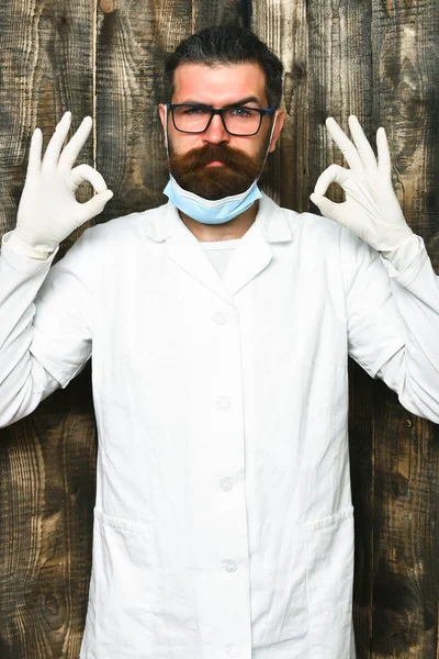 Kaba sakallı Kafkas doktor ya da eldivenli lisansüstü öğrencisi