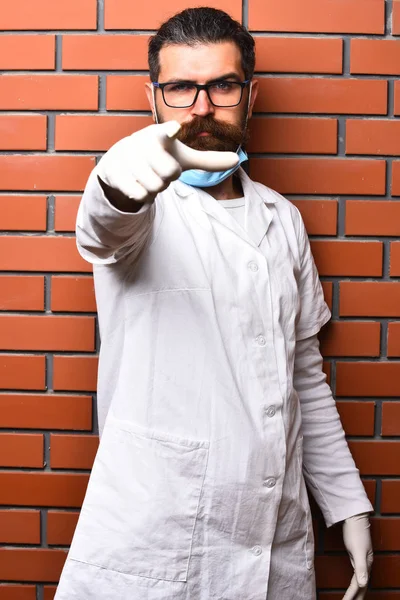 Brutální bělošský lékař nebo postgraduální student v rukavicích — Stock fotografie