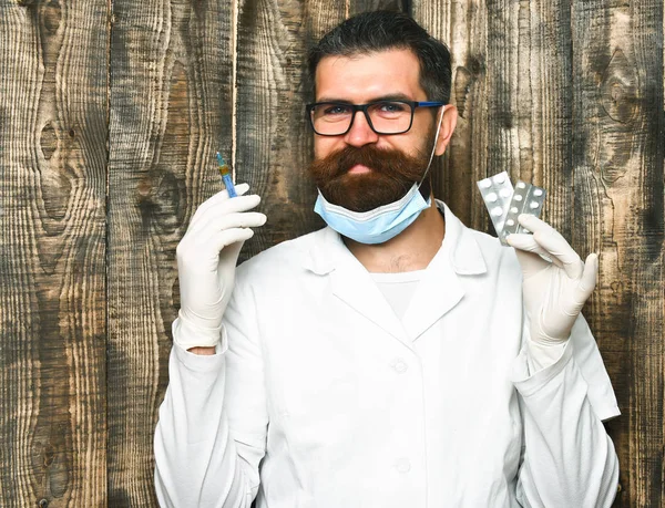 Kaba sakallı Kafkas doktor ya da elinde haplar olan lisansüstü öğrencisi.