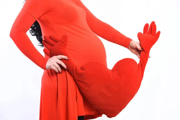 Vrouwelijke handen van zwangere vrouw met hart kussen — Stockfoto