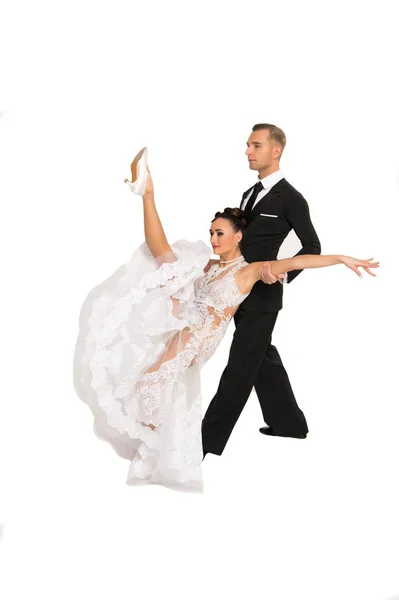 Ballrom casal de dança em uma pose de dança isolado em bachground branco — Fotografia de Stock