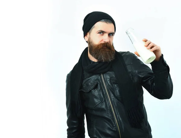 ひげを生やした残忍なcaucasianヒップスター保持ガラス瓶のミルク — ストック写真