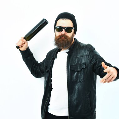 Sakallı, vahşi, beyaz, elinde şişe tutan hippi.