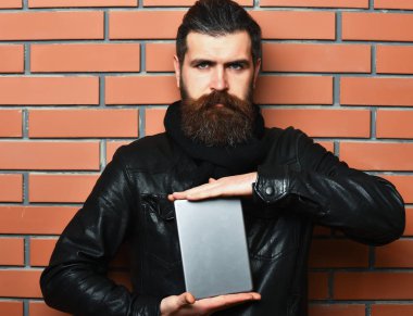 Sakallı, Kafkas hippisi, elinde tablet.