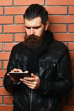 Sakallı, Kafkas hippisi, elinde tablet.