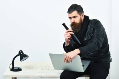 Masada dizüstü bilgisayarla oturan vahşi beyaz hippi.