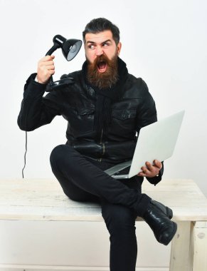 Masada dizüstü bilgisayarla oturan vahşi beyaz hippi.