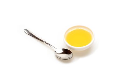 Beyaz arka plan üzerinde izole kaşık ile küçük kavanoza tatlım