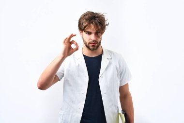 Sakallı beyaz doktor ya da not panosu olan lisansüstü öğrencisi.