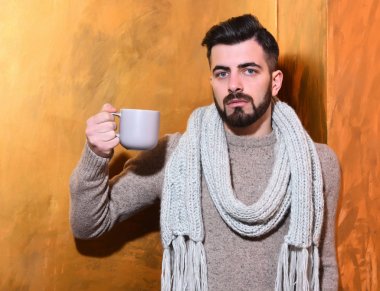 Elinde çay tutan sakallı adam, ciddi yüzlü kahve.