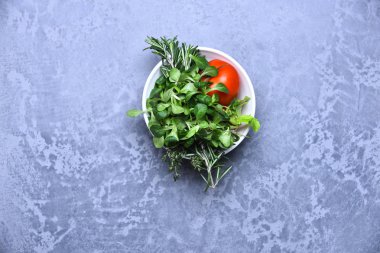 Biberiye, kekik, marul, Mısır salata ve kase kırmızı domates