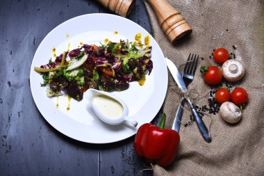 taze salata yaprakları ve çuval bezi sebze ile pişmiş et