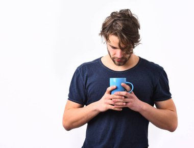 Kafkas seksi, genç maço elinde kahve fincanı ya da kupa tutuyor.