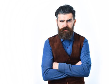 sakallı adam ciddi bir yüz ile
