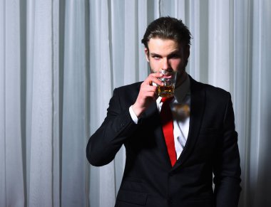 Sakallı adam, bir bardak viskisi olan iş adamı.