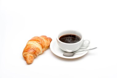 Taze kruvasan ve kahve beyaz arka plan üzerinde izole