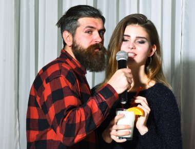 Güzel kız ve sakallı adam karaoke barda