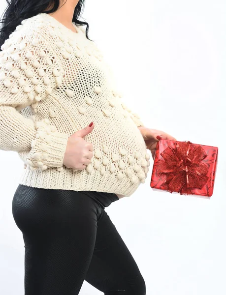 Terhes nő ajándékkal vagy ajándékkal rendelkező női kezei — Stock Fotó