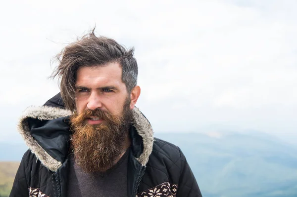 Barbudo guapo serio hombre en la cima de la montaña — Foto de Stock