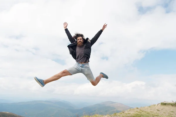 Homem barbudo, brutal caucasiano hipster com bigode salto na montanha — Fotografia de Stock