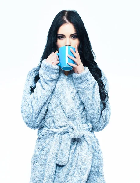 Szexi lány pózol kék velúr fürdőköpeny csésze — Stock Fotó