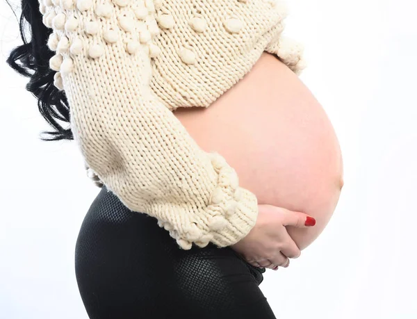 Manos femeninas de mujer embarazada acariciando su vientre — Foto de Stock