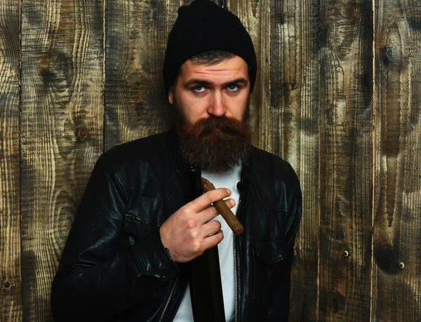Γενειοφόρος βάναυσος καυκάσιος hipster κρατώντας μπουκάλι και καπνίζοντας πούρο — Φωτογραφία Αρχείου