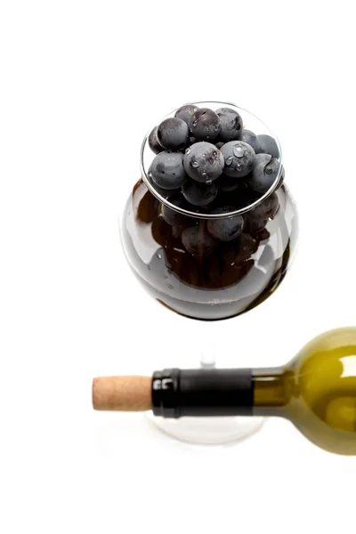Copa de vino tinto, uvas y botella —  Fotos de Stock