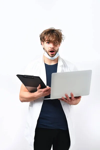 Sakallı beyaz doktor ya da laptopu ve not panosu olan lisansüstü öğrencisi. — Stok fotoğraf