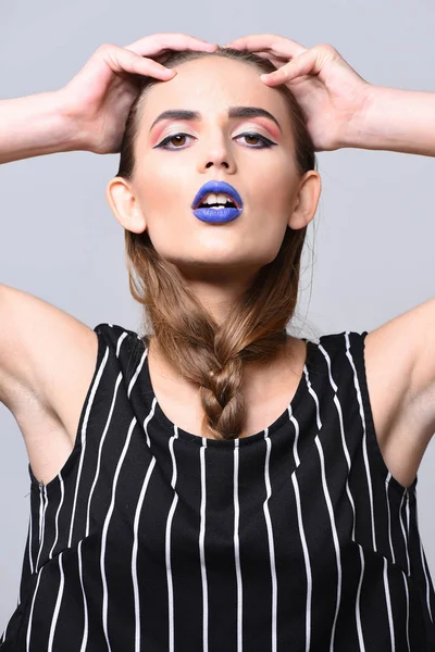 Chica bonita con labios azules sexy y trenza —  Fotos de Stock