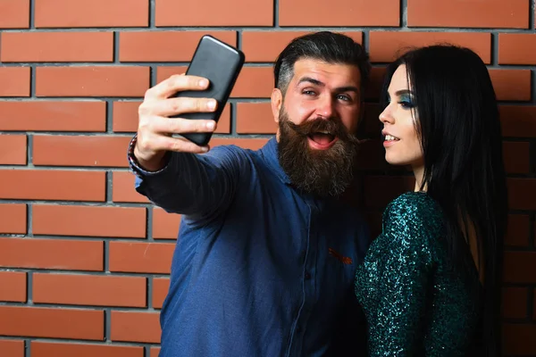 Homem barbudo e mulher muito sexy com saco e telefone — Fotografia de Stock