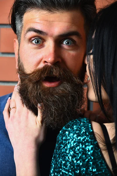 Удивленный бородатый мужчина и довольно сексуальная женщина — стоковое фото