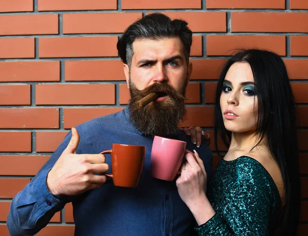 Homme barbu et jolie femme sexy avec cigare, tasses à thé — Photo