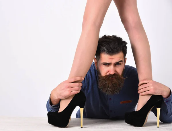 Barbudo homem com sexy feminino pernas tem sério rosto — Fotografia de Stock