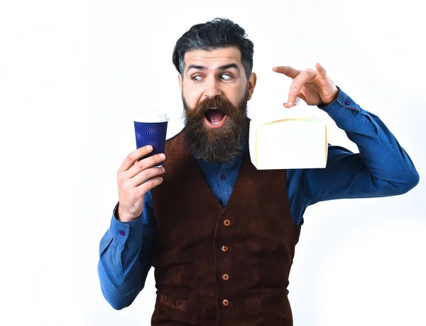 Szakállas ember tartja ebédet, boldog arc kupa — Stock Fotó