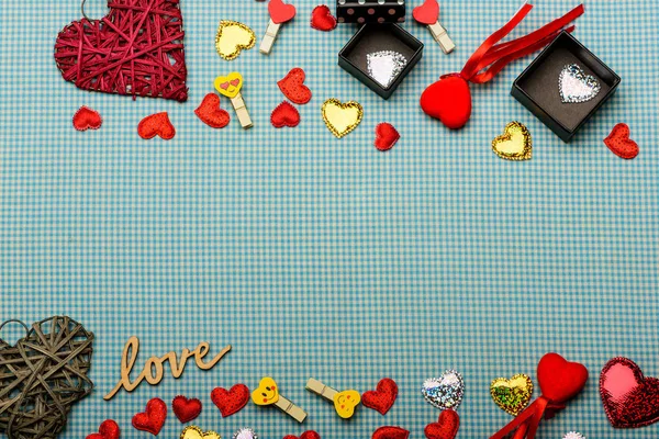 Валентинки набір з прикрасами на картатому тканинному фоні — стокове фото