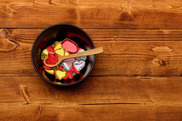 Alla hjärtans dag dekoration med färgglada hjärtan i plattan — Stockfoto