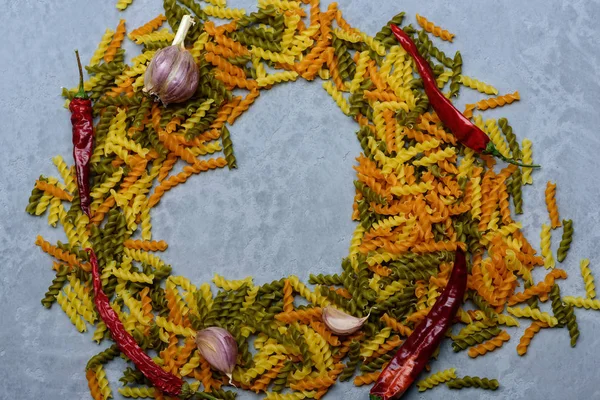 Pasta fusilli colorata con peperoncino e aglio — Foto Stock