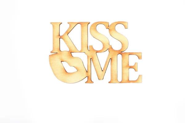 Wooden words kiss me and lips isolated on white — Stock Photo, Image