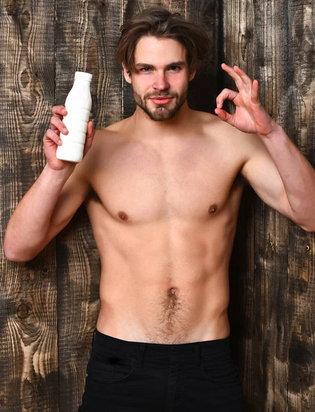 Caucásico barbudo sexy macho hombre celebración kéfir o yogur — Foto de Stock