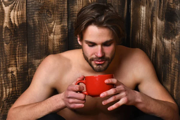 Kaukázusi szakállas szexi macsó férfi tartó csésze vagy bögre — Stock Fotó