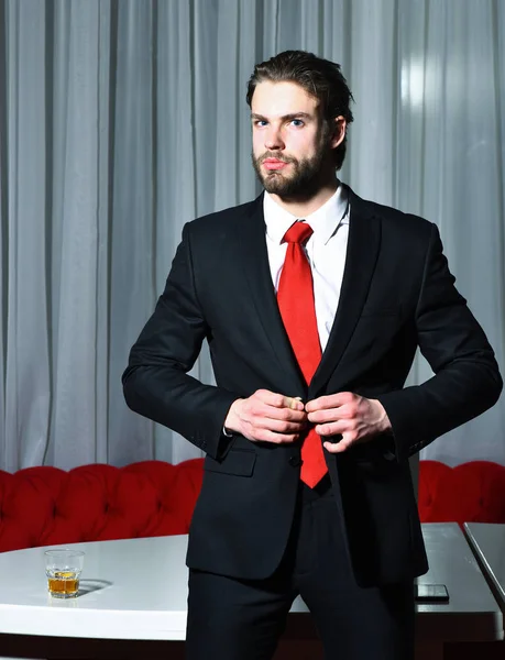 Homme barbu, homme d'affaires avec verre de whisky, téléphone portable — Photo