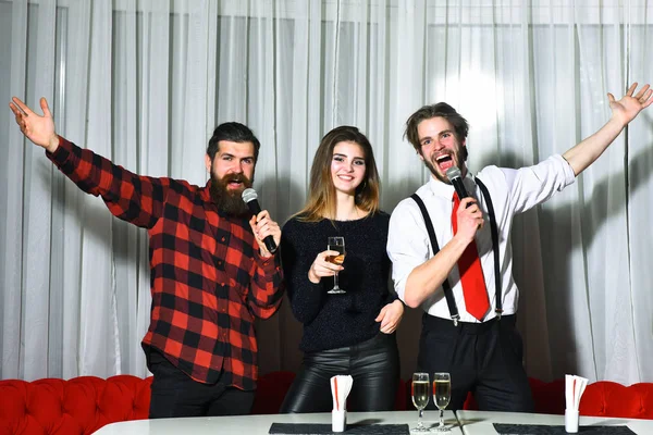 Gelukkige vrienden vieren op karaoke party — Stockfoto